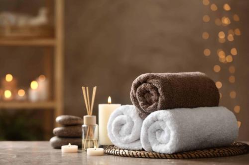 einen Haufen Handtücher und Kerzen auf dem Tisch in der Unterkunft Seyithan Palace Spa Hotel in Istanbul