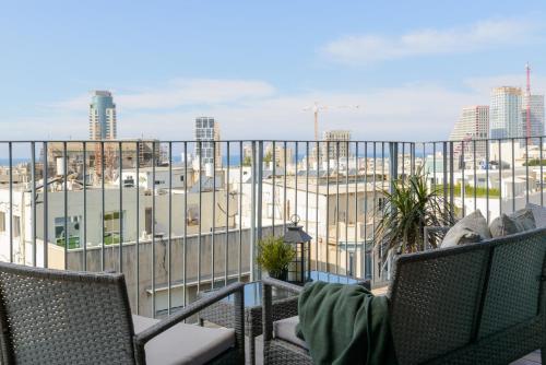Een balkon of terras bij Spacious design Apart Best location TEL AVIV