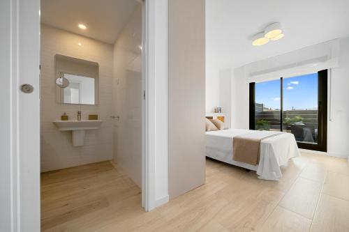 ラメトリャ・デ・マールにあるGarbí by enjoy Rocas Doradasの白いベッドルーム(ベッド1台、シンク付)