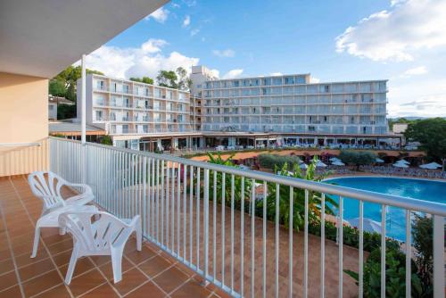 balcón con vistas a un hotel y a la piscina en Valentin Park Club, en Paguera