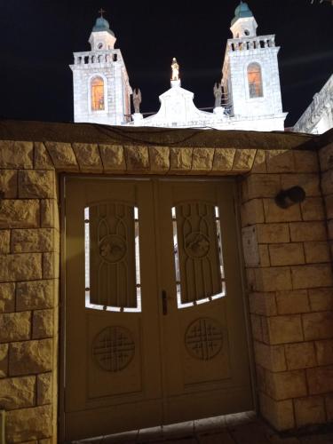 Un par de puertas en un edificio de ladrillo por la noche en Villa Cana, en Kafr Kannā