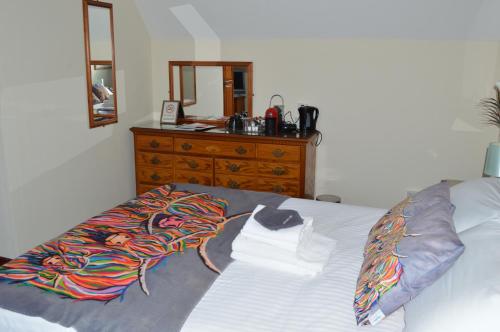 Katil atau katil-katil dalam bilik di Hunters Lodge Hotel