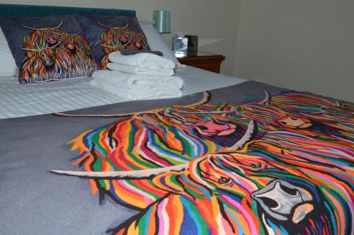 Katil atau katil-katil dalam bilik di Hunters Lodge Hotel