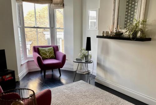 Χώρος καθιστικού στο Tasteful apartment moments from the beach, Bunting by Whitstable-Holidays