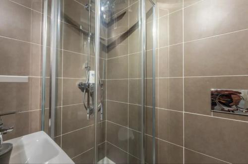 y baño con ducha y lavamanos. en Cosy T3 - Jardin - Parking - Piscine, en Montpellier