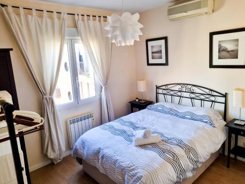 une chambre avec un lit et une fenêtre dans l'établissement Centric El Secreto del Pilar ComoTuCasa, à Saragosse