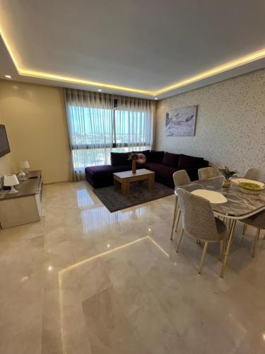 Ruang duduk di Luxurious Appartement at Casa Finance City