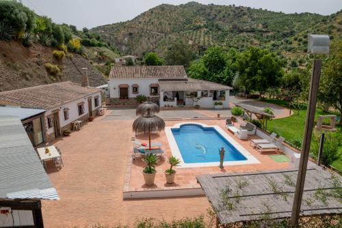 een luchtzicht op een huis met een zwembad bij Finca Las Hierbas B&B in Alora