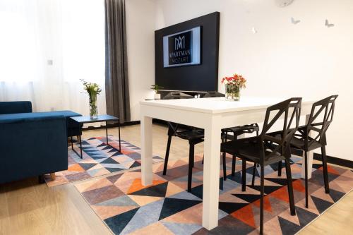 Μια τηλεόραση ή/και κέντρο ψυχαγωγίας στο Apartmani Mozart-centar Virovitica