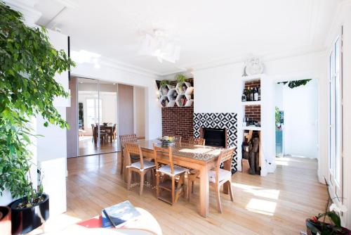 une salle à manger avec une table et une cheminée dans l'établissement Veeve - By the Palais Royal, à Paris