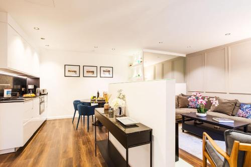 une cuisine et un salon avec un canapé et une table dans l'établissement LE MAY AP4338 By Riviera Holiday Homes, à Villefranche-sur-Mer