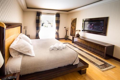 ein Schlafzimmer mit einem Bett mit zwei Handtüchern darauf in der Unterkunft EL PARADISIO Splendid 5 STARS Villa atypical in Antibes with overflowing swiming pool in Antibes