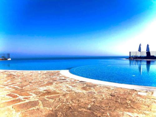 una piscina con vistas al océano en KALIAKRIA RESORT AP. 95 en Topola