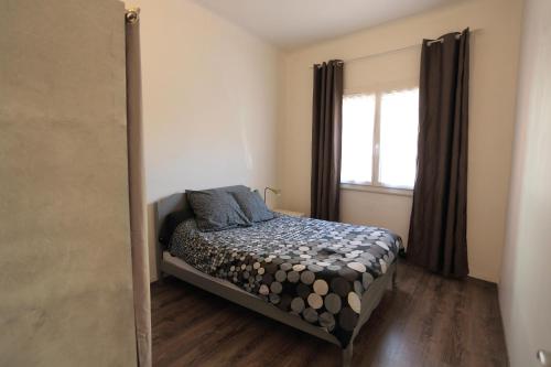 - une chambre avec un lit et une fenêtre dans l'établissement appartement centre frontignan, à Frontignan
