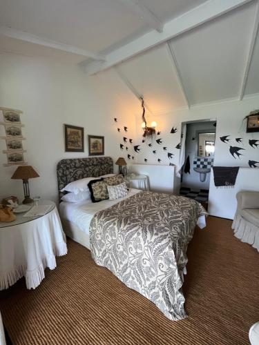 a bedroom with a bed and birds on the wall at The Stables in Protem