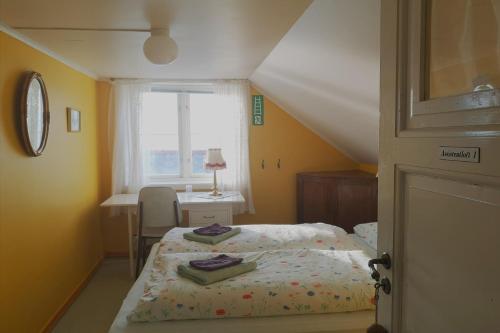 Säng eller sängar i ett rum på Tranøy Fyr