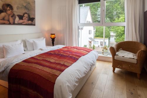 1 dormitorio con cama grande y ventana grande en GL Suites en Wiesbaden