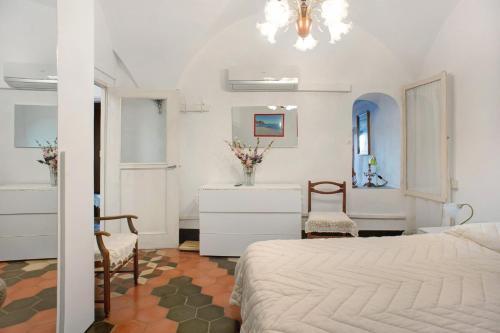 - une chambre avec un lit, une table et des chaises dans l'établissement Casa Paola, à Levanto