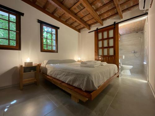 1 dormitorio con 1 cama y baño con ducha en Encantador Duplex cerca de todo en Córdoba