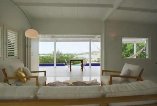 sala de estar con sofá y mesa en Idyllic Curacao Home with Stunning Views, en Willemstad