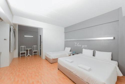 Кровать или кровати в номере BJ city hotel