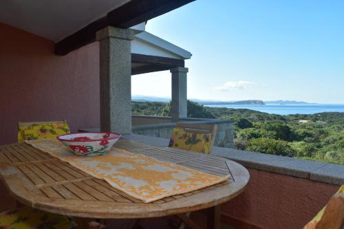 un tavolo su un balcone con vista sull'oceano di Villette Elicriso a Santa Teresa di Gallura