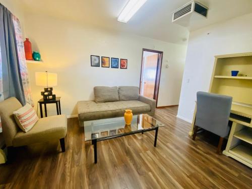 Χώρος καθιστικού στο Family friendly, 3 bedroom house, with king bed for up to 15 - BBQ - Internet - jet tub