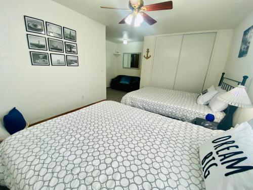 Ένα ή περισσότερα κρεβάτια σε δωμάτιο στο Family friendly, 3 bedroom house, with king bed for up to 15 - BBQ - Internet - jet tub
