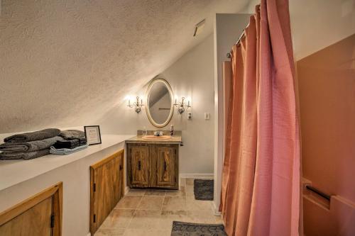 ein Bad mit einem Waschbecken und einem Spiegel in der Unterkunft Alpine Lake Resort Home Stunning Lake Views! in Terra Alta