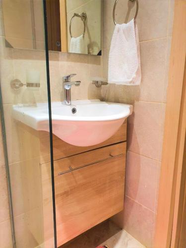 Un baño de Charming cosy one bed condo with heated pool