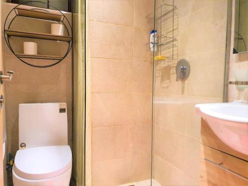 Un baño de Charming cosy one bed condo with heated pool