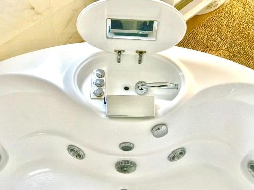 a white sink with a mirror on top of it at Stanza e bagno privato, idromassaggio con extra fee, in appartamento in Ferrara