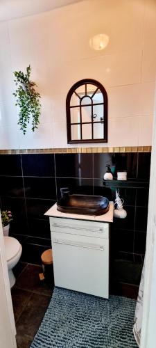 y baño con lavabo y aseo. en Sympa Appartement avec 2 chambres séparées, en Persan