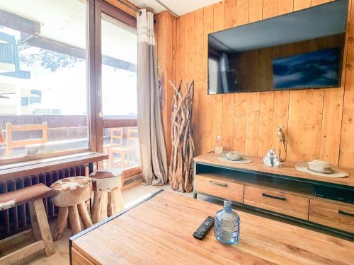 un salon avec une télévision sur un mur en bois dans l'établissement Appartement Confort: 6 Pers, Balcon, Skis aux Pieds, Animaux Acceptés, Parking Réservable - FR-1-502-174, à Tignes