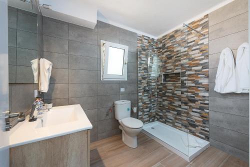 Koupelna v ubytování Newly Renovated Apartment Sunset1, Pool, Free Wifi, AC