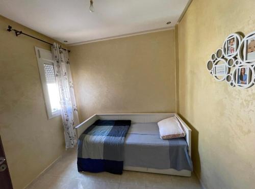 ein Schlafzimmer mit einem Bett in der Ecke eines Zimmers in der Unterkunft Appartement en résidence avec parking in Marrakesch