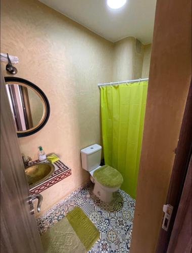 y baño con lavabo, aseo y espejo. en Appartement en résidence avec parking en Marrakech