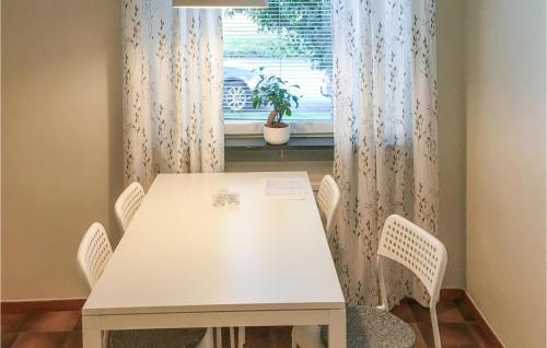 - une table et des chaises blanches dans une chambre avec fenêtre dans l'établissement Stunning Apartment In Kvillsfors With Kitchen, à Kvillsfors