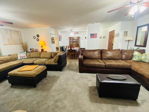 Χώρος καθιστικού στο Family friendly, 3 bedroom house, with king bed for up to 15 - BBQ - Internet - jet tub