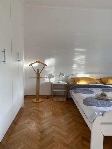 1 dormitorio con 1 cama y suelo de madera en NaPjacu with own parking and garden, en Herceg-Novi