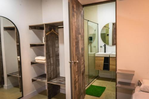 La salle de bains est pourvue d'une porte en verre et d'un lavabo. dans l'établissement Villa La Gema, à Medellín