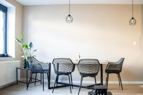 uma sala de jantar com mesa e cadeiras em NSD Home em Antuérpia