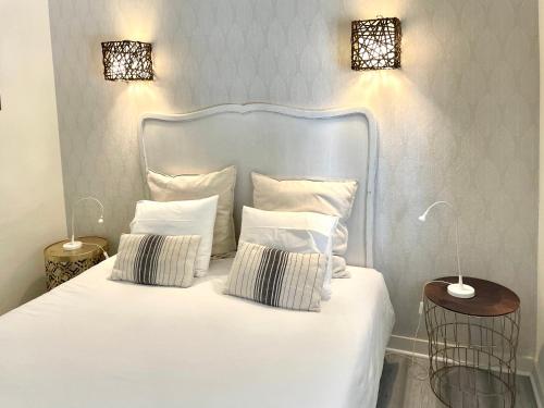 カルカヴェロスにあるBeachome4uのベッドルーム1室(白いベッド1台、枕2つ付)