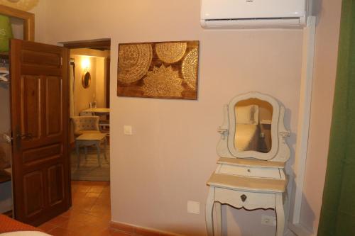 a bathroom with a sink and a mirror on a wall at Apartamentos Homelife Coliseo in Toledo