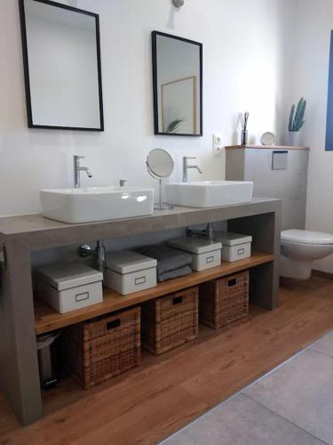 une salle de bain avec deux lavabos et un WC dans l'établissement Loft avec piscine privée en campagne proche Saint Remy de Provence, à Maillane