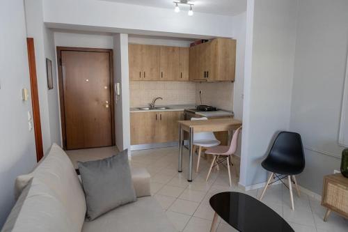 sala de estar con sofá y cocina en Luxury apartment in the center of Xanthi, en Xanthi