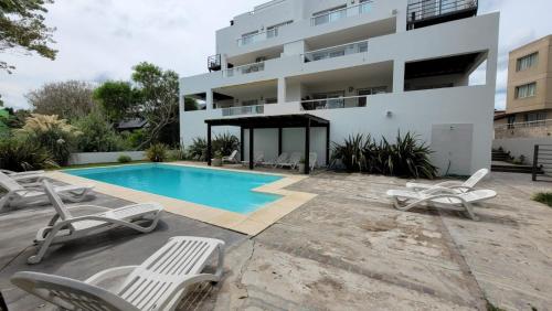 Villa con piscina y edificio en el Departamento Las Gaviotas en Balneario Mar Azul