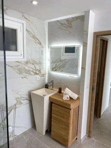une salle de bain avec un lavabo et un miroir dans l'établissement charmante villa, à Saint-Martin-du-Var