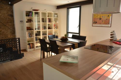 een keuken en eetkamer met een tafel en stoelen bij LE BEAU REPAIRE, chambres d'hôtes, quartier historique, 1 à 3 chambres, étage indépendant in Angers