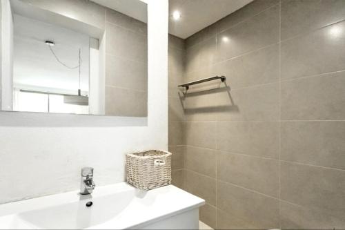 a bathroom with a sink and a mirror at Fantástico apartamento con WIFI in Port de Pollensa